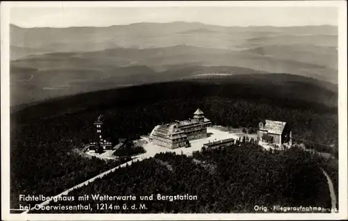 Ak Oberwiesenthal im Erzgebirge Sachsen, Fichtelberghaus, Wetterwarte, Bergstation, Fliegeraufnahme