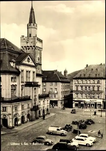 Ak Löbau in der Oberlausitz Sachsen, Rathaus, Parkplatz, Autos