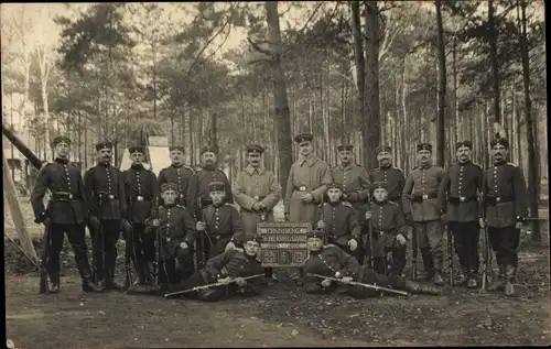 Foto Ak Dresden Neustadt, Soldaten in Uniform, Erinnerungstafel