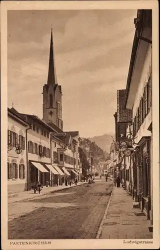 Ak Garmisch Partenkirchen, Blick in die Ludwigstraße, Läden, Kirchturm