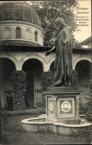 Ak Potsdam, Schloss Sanssouci, Eingang z. Mausoleum Kaiser Friedrichs, Statue