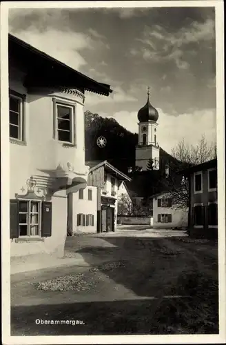 Ak Oberammergau in Oberbayern, Straßenpartie mit Kirchturm