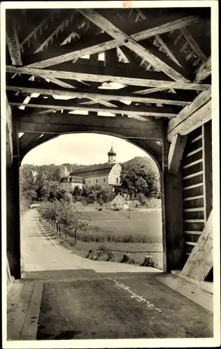 Ak Beuron Kr. Sigmaringen, Holzbrücke mit Blick auf Abteikirche