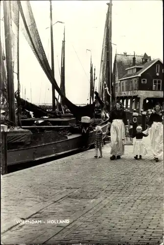 Ak Volendam Nordholland Niederlande, Frauen mit Kindern am Hafen, Segelboote