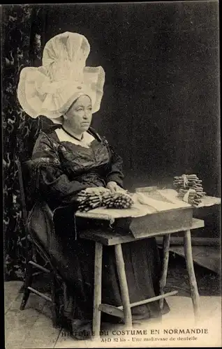 Ak La Normandie, Types et Costumes, Une Maitresse de Dentelle