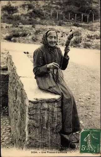 Ak Une Fileuse d'autrefois, Alte Spinnerin mit Rocken