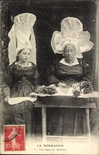 Ak Histoire du Costums en Normandie, La Maitresse de Dentelle, Klöpplerinnen