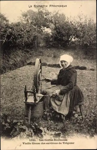 Ak Bretagne, Vieille fileuse des environs de Treguier, Frau am Spinnrad