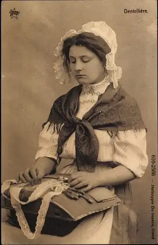Ak Dentelliere, junge Frau in belgischer Tracht beim Klöppeln