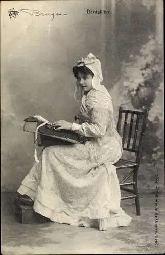 Ak Dentelliere, junge Frau in belgischer Tracht beim Klöppeln