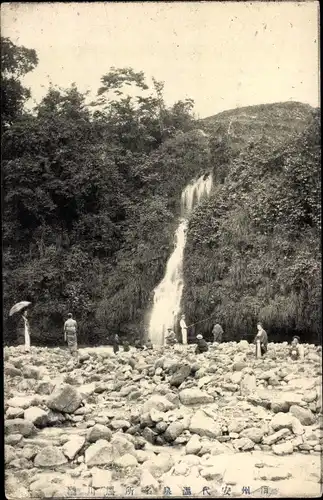 Ak Japan, traditionell gekleidete Menschen, Wasserfall