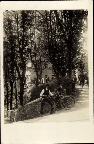 Foto Ak Ortsansicht, Straße, Radfahrer, Fahrräder