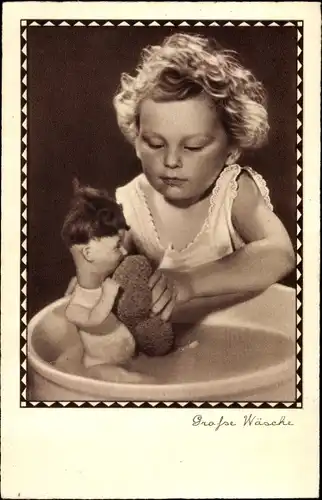 Ak Kind wäscht Puppe, Amag 40134