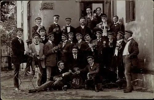 Studentika Foto Ak Studentenleben, Studenten trinken Bier, Gruppenbild
