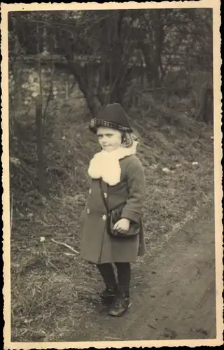 Foto Ak Mädchen im Herbstmantel, Standportrait, Spaziergang