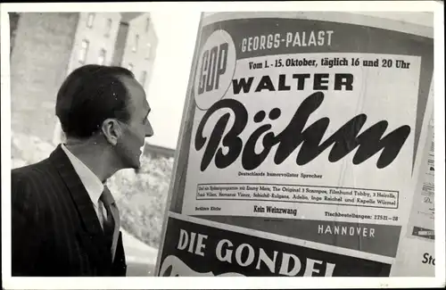 Foto Ak Kabarettist Walter Böhm, Portrait vor Reklameplakat, Auftritt im Georgs-Palast Hannover
