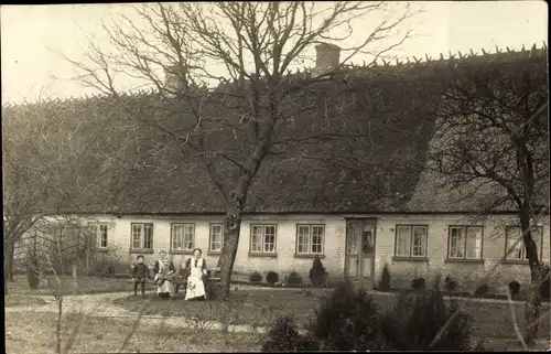 Foto Ak Holbøl Holebüll Dänemark, Wohnhaus, Hausbewohner, Garten