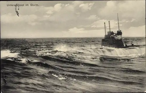Ak Deutsches Unterseeboot im Sturm, Mannschaft an Deck