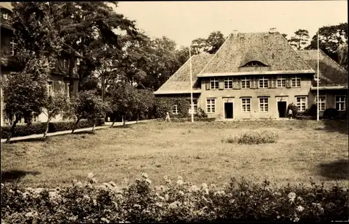 Ak Ludwigsfelde in Brandenburg, Verwaltung vom Struveshof, Gartenansicht