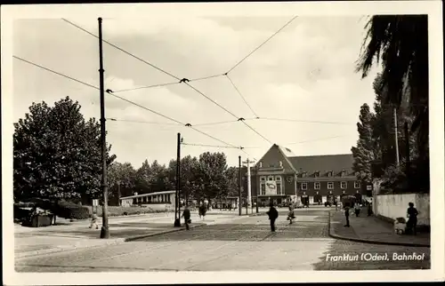 Ak Frankfurt an der Oder, Bahnhof, Straßenseite, Passanten, Kinderwagen