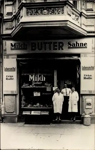 Foto Ak Unbekannter Ort, Verkäufer vor einer Lebensmittelhandlung, Milch, Butter, Sahne