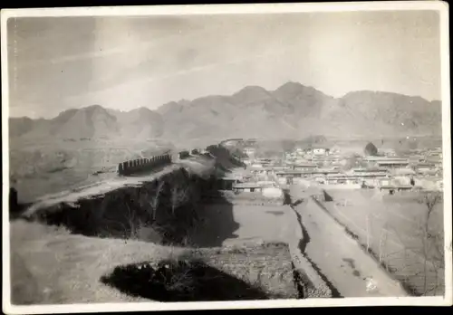 Foto China, Blick auf einen Ort, Gebirge, 1930