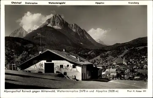 Ak Mittenwald in Oberbayern, Alpengasthof Raineck gegen Mittenwald, Wettersteinspitze und Alpspitze