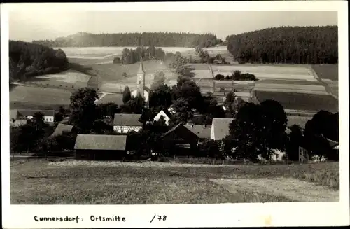 Ak Cunnersdorf Gohrisch in Sachsen, Blick zur Ortsmitte, Kirche