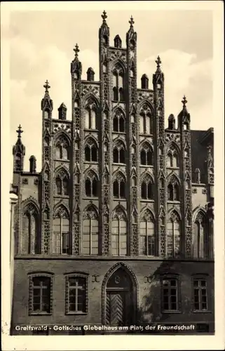 Ak Greifswald, Gotisches Giebelhaus, Platz der Freundschaft