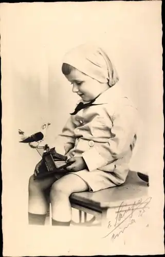 Foto Ak Mädchen mit Vogelspielzeug, Mütze, Portrait