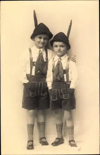 Foto Ak Zwei Jungen in bayrischen Trachten, Portrait