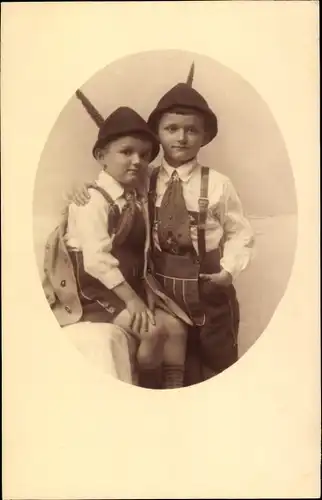 Foto Ak Zwei Jungen in bayrischen Trachten, Portrait