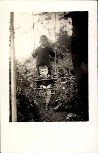 Foto Ak Zwei Jungen beim Schaukeln, Portrait
