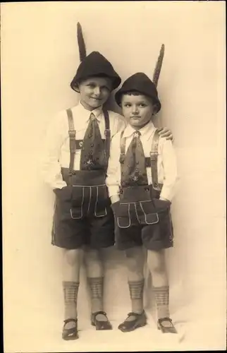 Foto Ak Zwei Jungen in bayrischen Trachten, Portrait