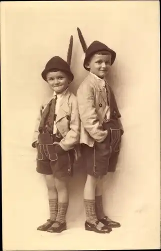 Foto Ak Zwei Jungen in bayrischen Trachten, Portrait
