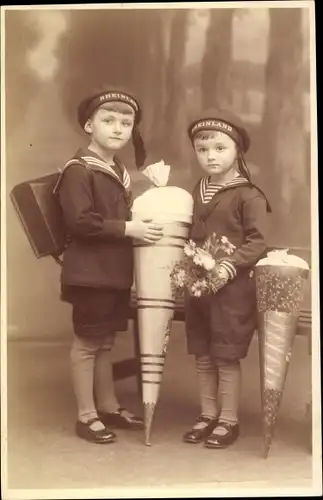 Foto Ak Schüler in Uniformen, Schultüten, Kinderportrait