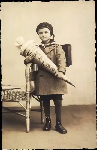 Foto Ak Schüler in Uniform, Schultüte, Kinderportrait, Schultasche