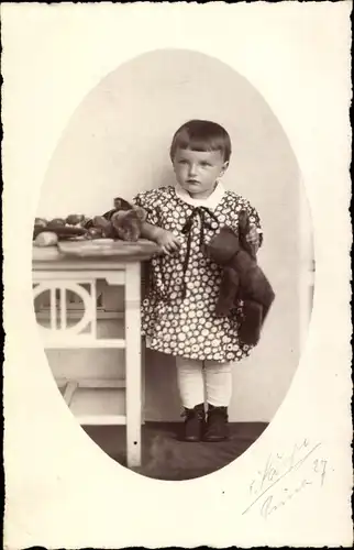Foto Ak Mädchen mit Teddy, Portrait, Kleid
