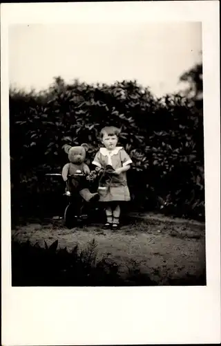 Foto Ak Mädchen mit Teddy, Portrait, Kleid, Fahrrad, Park