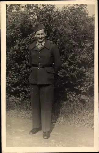 Foto Ak Mann in Uniform, Soldat, Standportrait, 1944