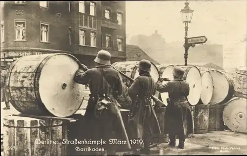 Ak Berlin Mitte, Straßenkämpfe, März 1919, Barrikaden am Köllnischen Park