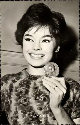 Ak Schauspielerin Pascale Petit, Portrait mit Medaille