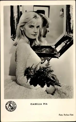 Ak Schauspielerin Isabella Pia, Portrait vor einem Spiegel, Reif auf junge Blüten