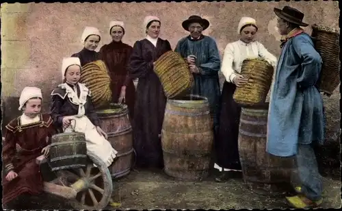 Ak Au Pays du Berry, Les Vendanges, Weinbauern bei der Ernte, Trachten