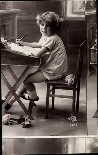Ak Kinderportrait, Kind am Schreibtisch, Fehldruck