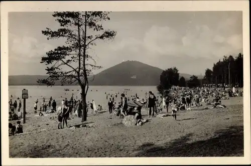 Ak Hirschberg Thammühl Region Reichenberg, Partie am Strand, Badegäste