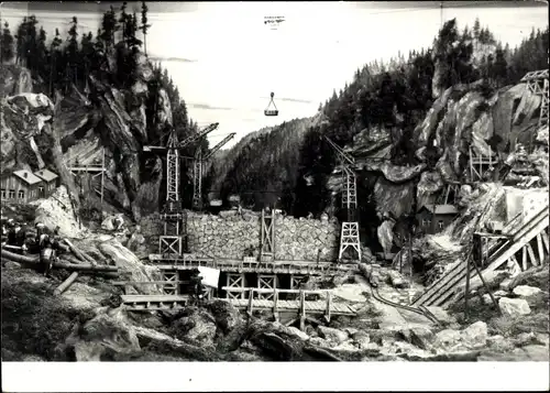 Foto Ak Erzgebirge, Modell Bergbau, Kräne, Schächte