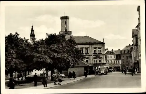 Ak Schneeberg im Erzgebirge, Ernst-Schneller-Platz mit Rathaus und Turm der St.-Wolfgangs-Kirche