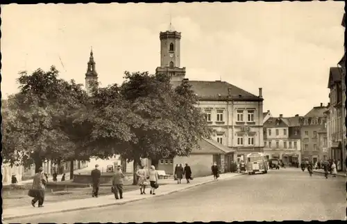 Ak Schneeberg im Erzgebirge, Ernst-Schneller-Platz mit Rathaus und Turm der St.Wolfgangskirche