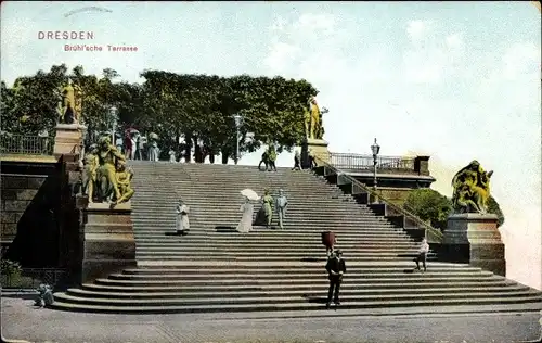 Ak Dresden, Brühl'sche Terrasse, Spaziergänger, Statuen
